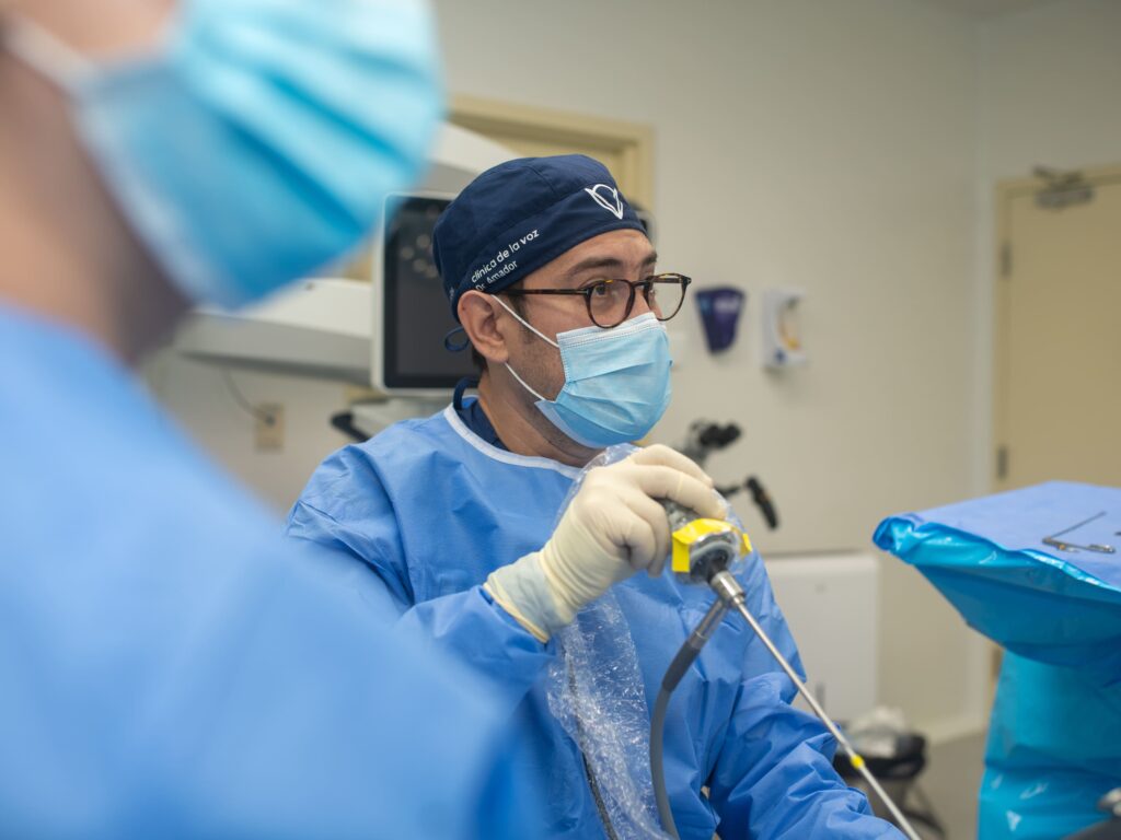 Láser Azul: Innovación para tratar tus complicaciones de Laringe para recuperar tu voz